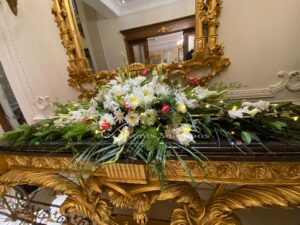 console table decor, fresh flowers decorations